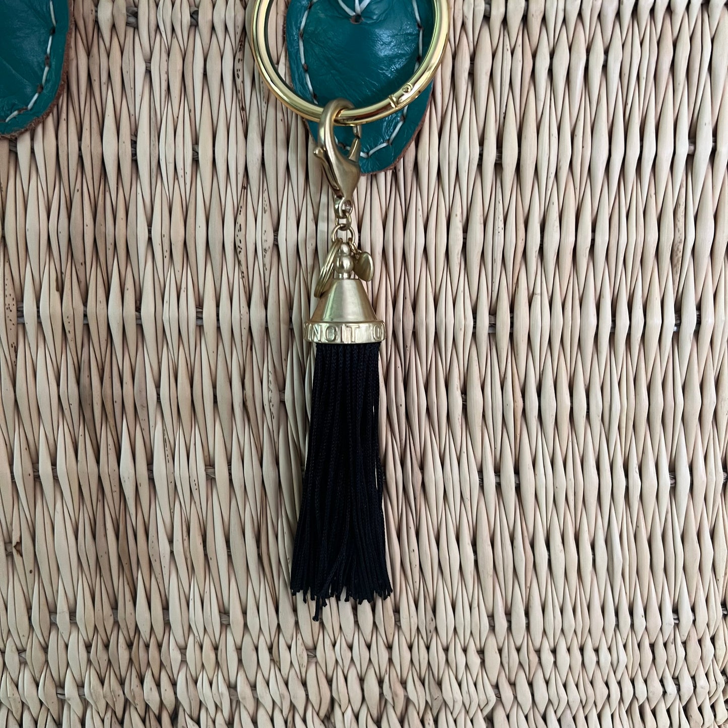 AMOR VINCIT OMNIA Bag charm